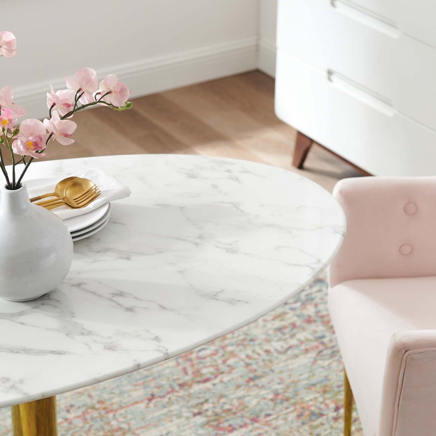 Table à manger ovale Verne en marbre artificiel de 48 po