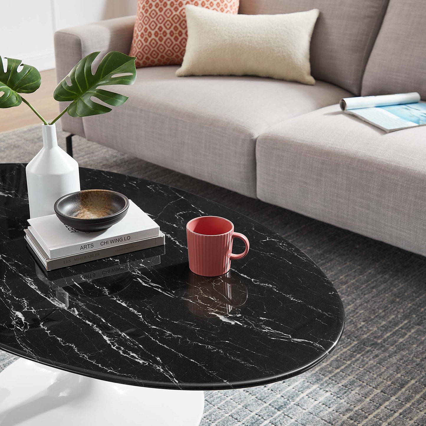 Table basse ovale Lippa en marbre artificiel de 48 po