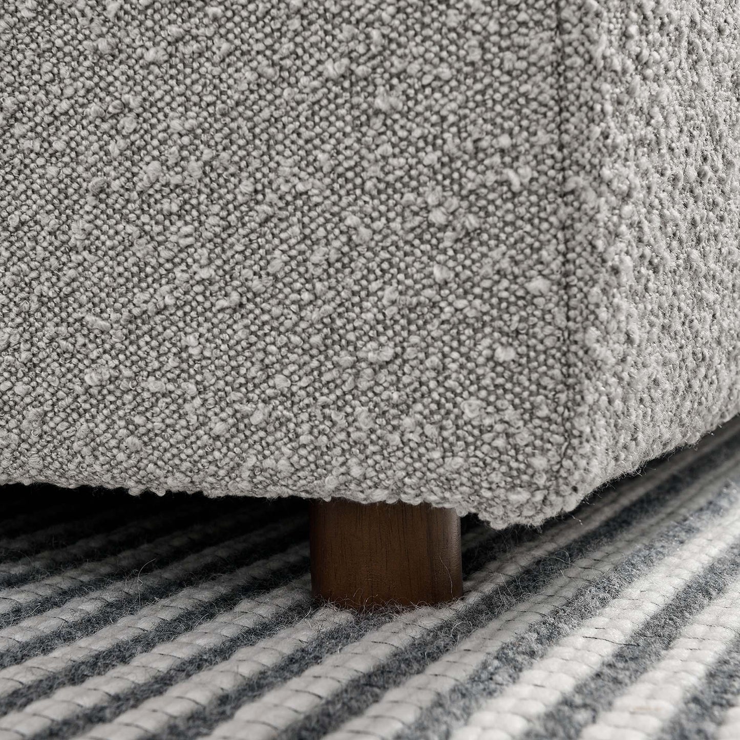 Fauteuil sans accoudoirs en tissu bouclé rembourré et garni de duvet Commix