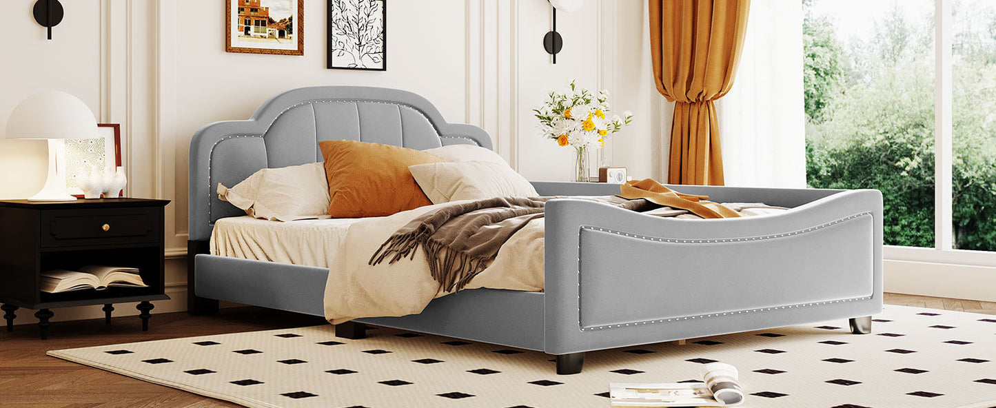 Sofá cama tapizado de tamaño completo con cabecera en forma de nube, elegante diseño de clavos de cobre integrados, gris