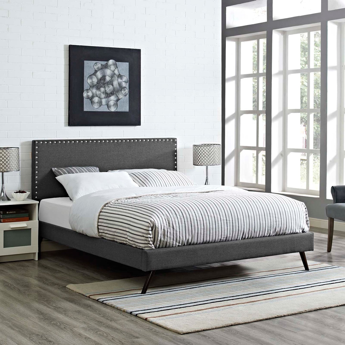 Cama Queen con plataforma de tela Macie y patas redondas acampanadas de Modway