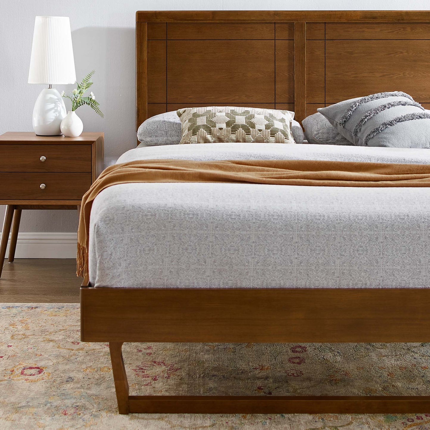 Cama Queen con plataforma de madera Marlee y estructura angular de Modway