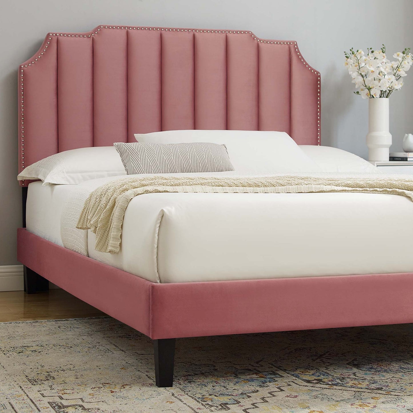 Cama King con plataforma de terciopelo Colette Performance de Modway