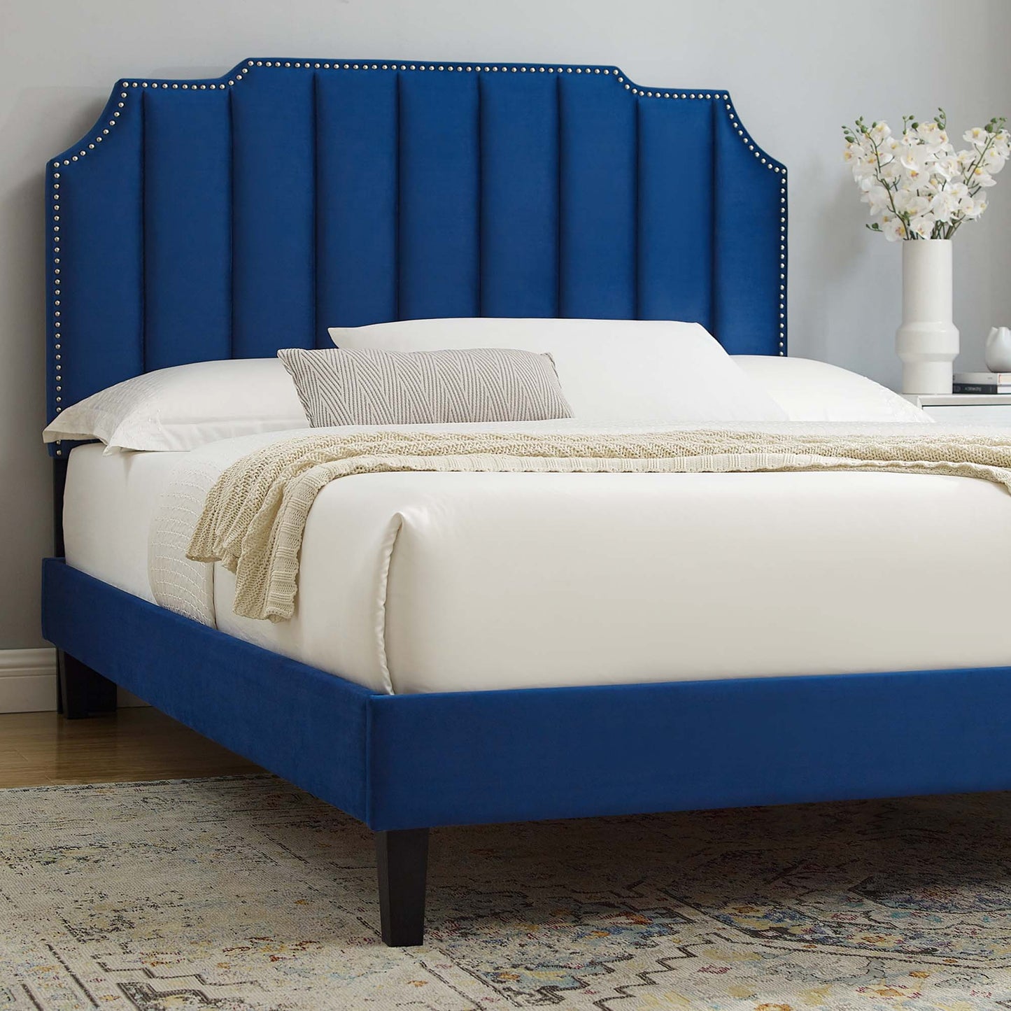 Cama King con plataforma de terciopelo Colette Performance de Modway