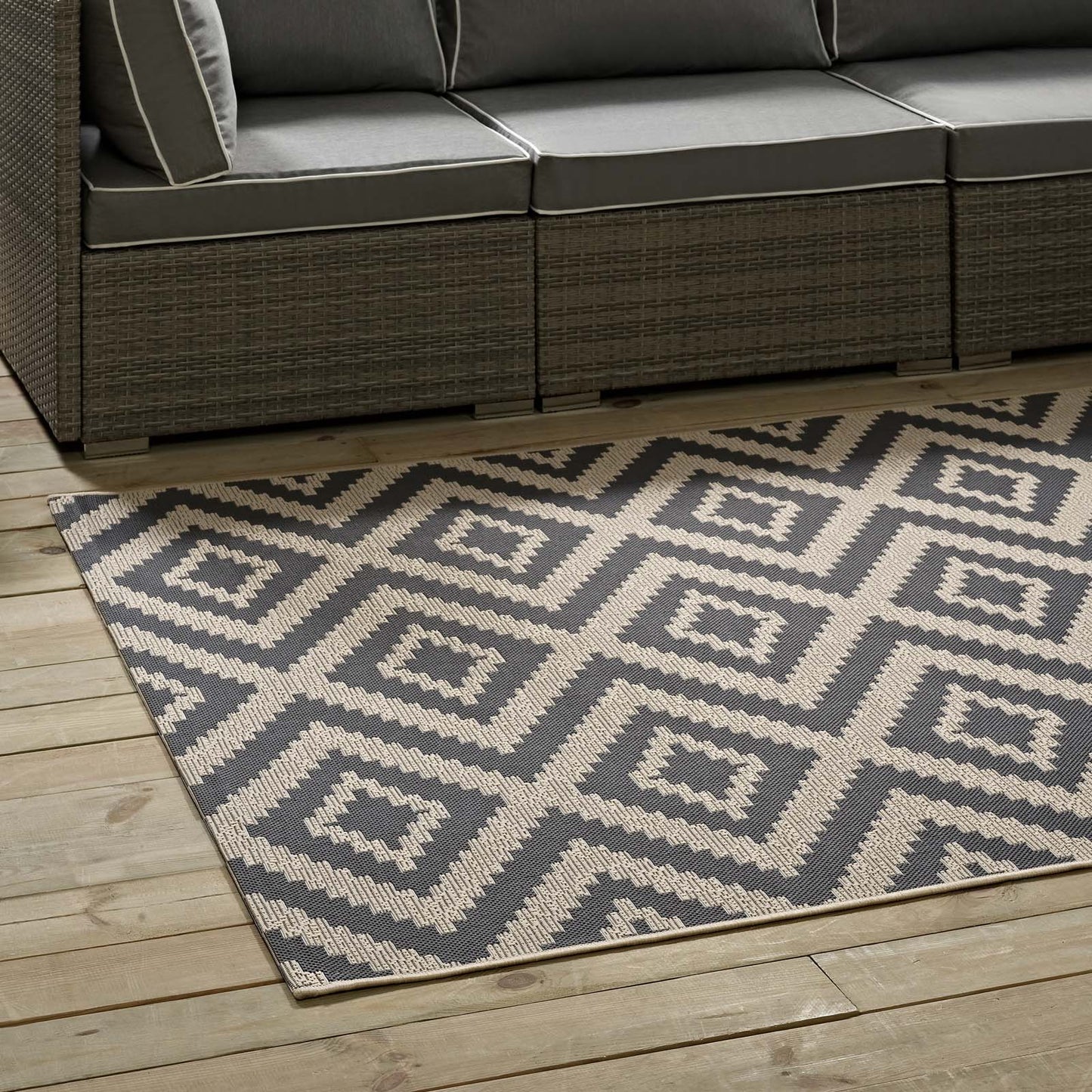 Jagged Geometric Diamond Trellis Indoor and Outdoor 5x8 Area Rug